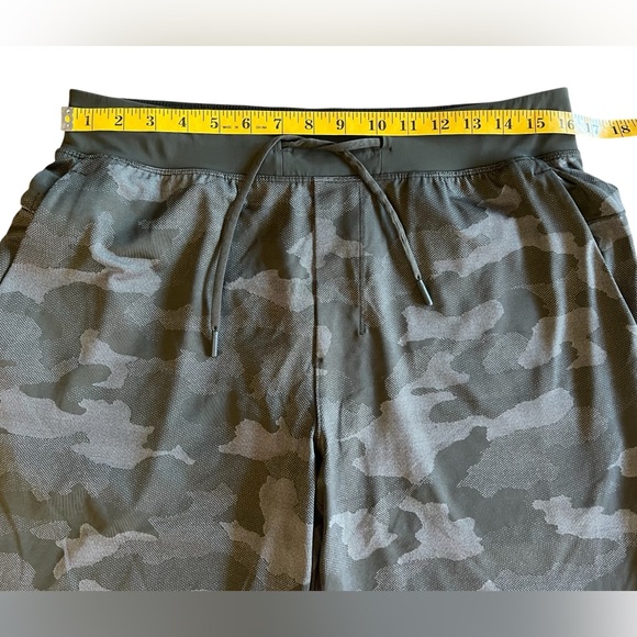 LULULEMON T.H.E. Short w Liner Sz L Mesh Camo Athletic Training Gym #M7ANHS - Picture 12 of 13